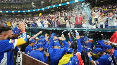 Venezuela defeats Italy 4-2 with a 3-run seventh inning and will compete against the US for the World Baseball Classic championship
