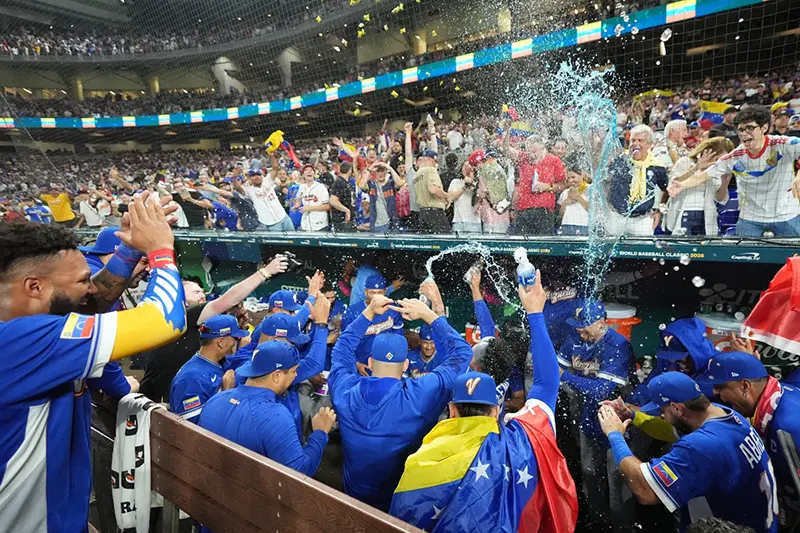 Venezuela defeats Italy 4-2 with a 3-run seventh inning and will compete against the US for the World Baseball Classic championship