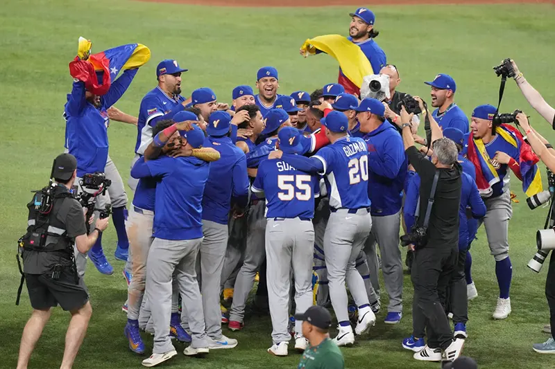 Venezuela Claims First World Baseball Classic Title with Suárez’s 9th-Inning Double, Defeating US 3-2